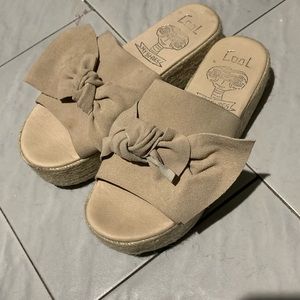 Super cute sandals with bow on top ✨very stylish